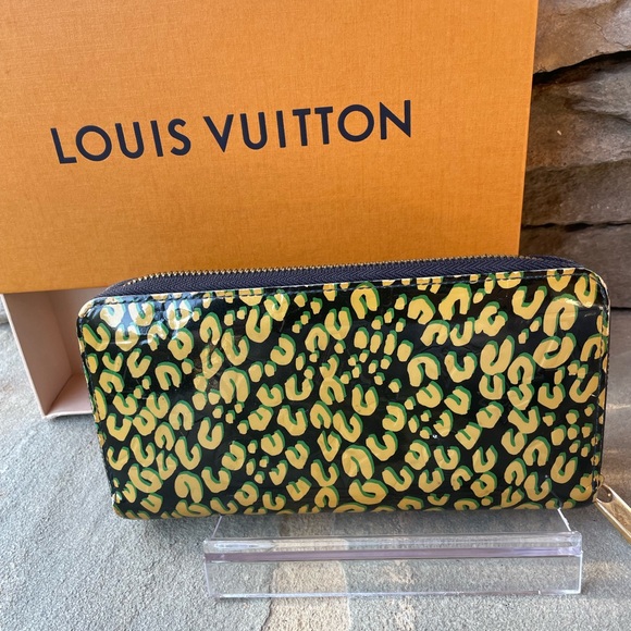 Louis Vuitton Limited Edition Stephen Sprouse Black Vernis Zippy Wallet - Picture 4 of 11